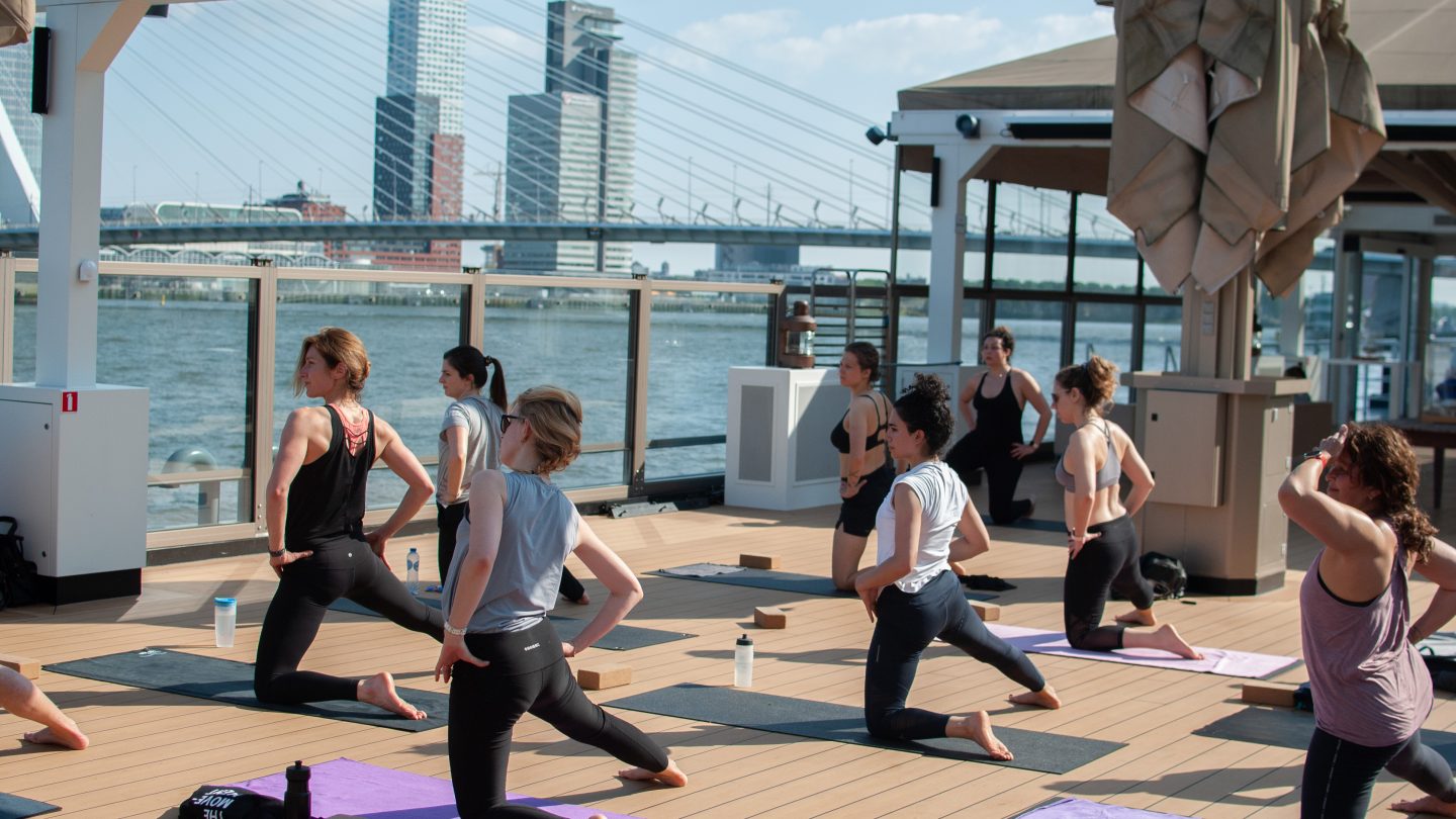 Yoga deze zomer op de Kooren Terminal aan de Boompjeskade 123 Yogaground geeft dagelijks yoga lessen aan het water