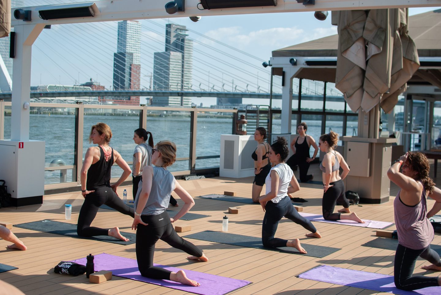 Yoga deze zomer op de Kooren Terminal aan de Boompjeskade 123 Yogaground geeft dagelijks yoga lessen aan het water